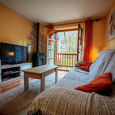 Calideza Inigualable- Rustico, Eficiente Y Con Jardin - Isard 1
